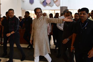 MUMBAI INDIA AUGust 5 2023 Shivsena UBT Şefi Uddhav Thackeray, Maha Vikas Aghadi 'nin 5 Ağustos 2023' te Mumbai 'deki Nehru Center' da yaptığı toplantı sonrasında Hindistan NCP şefi Sharad Pawar, Maharashtra Vikas Aghadi MVA seçmenlerinin bir toplantısına başkanlık etti. 