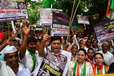 MUMBAI INDIA 5 AĞUSTOS 2023 Kongre çalışanları 5 Ağustos 2023 tarihinde Mumbai Hindistan 'da F North Ward Matunga dışında BMC yönetimini protesto etti.