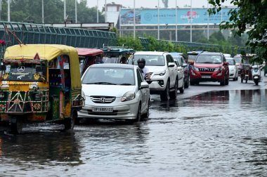 NOIDA INDIA 5 AĞUSTOS 2023 Araçlar sulandırılmış bir yoldan geçerek sektör 28 'den 5 Ağustos 2023 Noida Hindistan Fotoğrafı: Sunil Ghosh Hindustan Times 