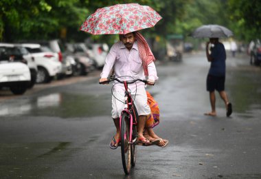 NOIDA INDIA HAZİRAN 5 AĞUSTOS 2023 Sabahın erken saatlerinde Noida Hindistan 'da 12. Bölge yolunda yağmur yağarken görüldü. Fotoğraf: Sunil Ghosh Hindustan Times 