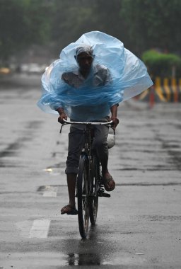 NOIDA INDIA AĞUSTOS 5 AĞUSTOS 2023 Sabahın erken saatlerinde Noida Hindistan 'da 22. Bölge' de yağmur yağarken görüldü. Fotoğraf Sunil Ghosh Hindustan Times 