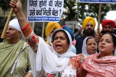 NEW DELHI INDIA AUGust 5 Ağustos 2023 kurtulanlar ve 1984 Sikh ayaklanmalarının aileleri, Delhi mahkemesinin 5 Ağustos 2023 'te Satürda' da Yeni Delhi Hindistan Tytler 'da Jagdish Tytler' a beklenen kefaleti vermesi sonrasında Rouse Avenue Court 'un dışında adalet talebi için protesto ediyorlar.