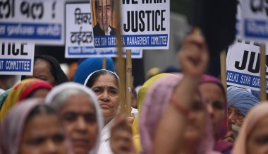 NEW DELHI INDIA 5 AĞUSTOS 1984 Sih ayaklanmalarının mağdurları 5 Ağustos 2023 'te Rouse Bulvarı Adliyesi önünde protesto gösterisi düzenledi.