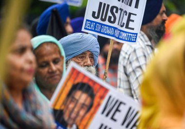 NEW DELHI INDIA AUGUST 5 2023 Victims of the 1984 anti Sikh riots stage a protest against Congress leader Jagdish Tytler outside the Rouse Avenue Court on August 5 2023 in New Delhi India Tytler on Saturday appeared before the court in connection wit clipart