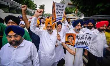 NEW DELHI INDIA 5 AĞUSTOS 1984 Sih ayaklanmalarının mağdurları 5 Ağustos 2023 'te Rouse Bulvarı Adliyesi önünde protesto gösterisi düzenledi.