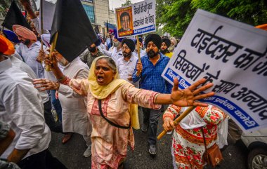 NEW DELHI INDIA AUGUST 5 2023 Victims of the 1984 anti Sikh riots stage a protest against Congress leader Jagdish Tytler outside the Rouse Avenue Court on August 5 2023 in New Delhi India Tytler on Saturday appeared before the court in connection wit clipart