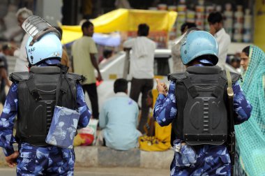 GURUGRAM INDIA AĞUSTOS 5 AĞUSTOS 2023 Nuh Rapid Action Force RAF 'daki ortak şiddetin ardından Gurugram Sohna yolu Badshahpur köyünde 5 Ağustos 2023 tarihinde Hindistan Gurugram' da kanun ve düzeni sağlamak için konuşlandırıldı.