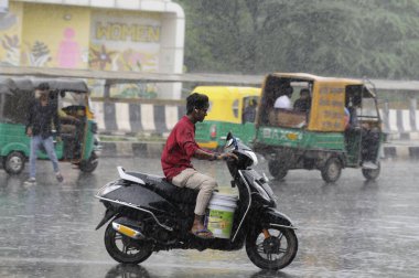 GURUGRAM INDIA 5 AĞUSTOS 2023 Rajiv Chowk 'ta muson yağmurları altında 5 Ağustos 2023 tarihinde Hindistan Gurugram' da Parveen Kumar Hindustan Times tarafından çekilmiştir.