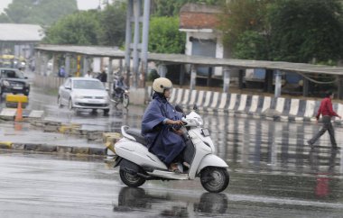 GURUGRAM INDIA 5 AĞUSTOS 2023 Rajiv Chowk 'ta muson yağmurları altında 5 Ağustos 2023 tarihinde Hindistan Gurugram' da Parveen Kumar Hindustan Times tarafından çekilmiştir.