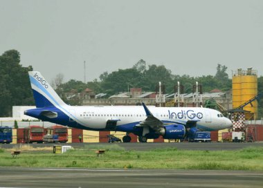 PATNA INDIA 4 AUGust 4 2023 Patna Delhi Indigo uçağı, 4 Ağustos 2023 'te patna Hindistan' da arıza yapan motorlardan biri yüzünden Jaiprakash Narayan Havalimanı 'na acil iniş yapmak zorunda kaldı.