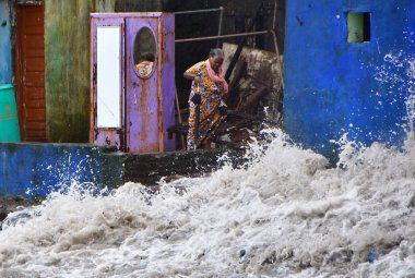 MUMBAI INDIA 4 AĞUSTOS 2023 Bir çocuk Mumbai 'deki Badhwar Parkı' nda dalgaların yükselmesiyle şehrin kıyılarına vuruyor. Fotoğraf: Bhushan Koyande HT