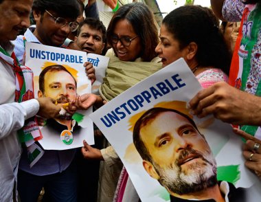 MUMBAI INDIA 4 AĞUSTOS 4 2023 Mumbai kongre parti çalışanları Azad Meydan 'daki Mumbai kongre ofisinde Cuma günü Hindistan Yüksek Mahkemesi' nin ardından Rahul Gandhi 'nin 2019 yılında Modi soyadı hakkında yaptığı hakaret davasındaki mahkumiyetini sürdürdü.
