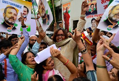 MUMBAI INDIA 4 AĞUSTOS 4 2023 Mumbai kongre parti çalışanları Azad Meydan 'daki Mumbai kongre ofisinde Cuma günü Hindistan Yüksek Mahkemesi' nin ardından Rahul Gandhi 'nin 2019 yılında Modi soyadı hakkında yaptığı hakaret davasındaki mahkumiyetini sürdürdü.