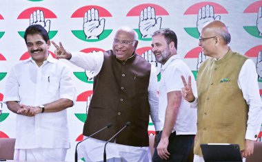 NEW DELHI INDIA AĞUSTOS 4 AĞUSTOS 4 2023 Kongre Başkanı Mallikarjun Kharge ve parti lideri Rahul Gandhi, Anayasa Mahkemesi 'nin 2019 yılındaki Modi surna iftirası davasında Gandhi' nin mahkumiyetini sürdürmesinin ardından AICC genel merkezinde basın toplantısı düzenledi.