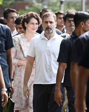 NEW DELHI INDIA 4 AĞUSTOS 4 2023 Kongre Başkanı Rahul Gandhi, AICC genel merkezinde kız kardeşi ve parti lideri Priyanka Gandhi ile birlikte, Anayasa Mahkemesi 'nin 2019 sayılı ceza davasındaki mahkumiyetini bozmasının ardından Modi soyadının restorasyonuyla ilgili sözleri