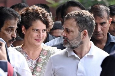 NEW DELHI INDIA 4 AĞUSTOS 4 2023 Kongre Başkanı Rahul Gandhi, AICC genel merkezinde kız kardeşi ve parti lideri Priyanka Gandhi ile birlikte, Anayasa Mahkemesi 'nin 2019 sayılı ceza davasındaki mahkumiyetini bozmasının ardından Modi soyadının restorasyonuyla ilgili sözleri