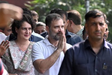 NEW DELHI INDIA 4 AĞUSTOS 4 2023 Kongre Başkanı Rahul Gandhi, AICC genel merkezinde kız kardeşi ve parti lideri Priyanka Gandhi ile birlikte, Anayasa Mahkemesi 'nin 2019 sayılı ceza davasındaki mahkumiyetini bozmasının ardından Modi soyadının restorasyonuyla ilgili sözleri
