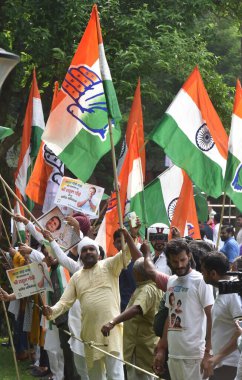 NEW DELHI INDIA 4 AĞUSTOS 2023 Kongre destekçileri, Anayasa Mahkemesi 'nin parti liderleri Rahul Gandhi' nin 4 Ağustos 2023 tarihinde Sonu Mehta H tarafından Yeni Delhi Hindistan 'da yapılan bir fotoğraftaki Modi soyadı sözünden ötürü hakaret davasında mahkumiyetini sürdürmesini kutladılar.