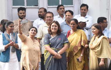 NEW DELHI INDIA 4 AĞUSTOS 2023 Kongre destekçileri, Anayasa Mahkemesi 'nin parti liderleri Rahul Gandhi' nin 4 Ağustos 2023 tarihinde Sonu Mehta H tarafından Yeni Delhi Hindistan 'da yapılan bir fotoğraftaki Modi soyadı sözünden ötürü hakaret davasında mahkumiyetini sürdürmesini kutladılar.