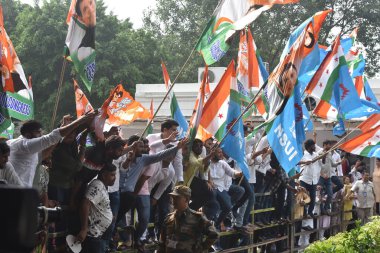 NEW DELHI INDIA 4 AĞUSTOS 2023 Kongre destekçileri, Anayasa Mahkemesi 'nin parti liderleri Rahul Gandhi' nin 4 Ağustos 2023 tarihinde Sonu Mehta H tarafından Yeni Delhi Hindistan 'da yapılan bir fotoğraftaki Modi soyadı sözünden ötürü hakaret davasında mahkumiyetini sürdürmesini kutladılar.