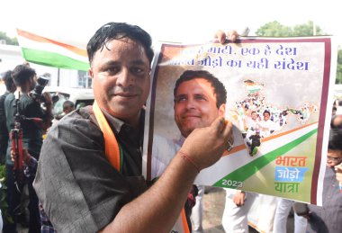 NEW DELHI INDIA 4 AĞUSTOS 2023 Kongre destekçileri, Anayasa Mahkemesi 'nin parti liderleri Rahul Gandhi' nin 4 Ağustos 2023 tarihinde Sonu Mehta H tarafından Yeni Delhi Hindistan 'da yapılan bir fotoğraftaki Modi soyadı sözünden ötürü hakaret davasında mahkumiyetini sürdürmesini kutladılar.