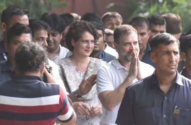 NEW DELHI INDIA 4 AĞUSTOS 4 2023 Kongre Başkanı Rahul Gandhi ve tüm Hindistan Kongre Komitesi Genel Sekreteri Priyanka Gandhi Vadra, Anayasa Mahkemesi 'nin mahkumiyetini korumasının ardından AICC genel merkezinde bir toplantıya katıldıkları için geldiler. 