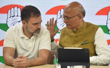 NEW DELHI INDIA 4 AĞUSTOS 4 2023 Kongre Başkanı Rahul Gandhi, Modi soyadı nedeniyle yargılanan ceza davasındaki mahkumiyetini sürdürmesinin ardından Dr Abhishek Manu Singhvi ve diğer liderler ile bir basın toplantısı düzenledi. 