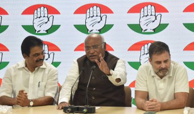 NEW DELHI INDIA 4 AĞUSTOS 4 2023 Kongre Başkanı Rahul Gandhi ve Kongre Partisi Başkanı Mallikarjun Kharge ve diğer liderler, Anayasa Mahkemesi 'nin 2019 yılındaki Mo' suyla ilgili iftira davasındaki mahkumiyetini sürdürmesinin ardından basın toplantısı düzenlediler.