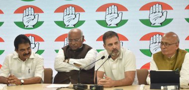 NEW DELHI INDIA 4 AĞUSTOS 4 2023 Kongre Başkanı Rahul Gandhi ve Kongre Partisi Başkanı Mallikarjun Kharge ve diğer liderler, Anayasa Mahkemesi 'nin 2019 yılındaki Mo' suyla ilgili iftira davasındaki mahkumiyetini sürdürmesinin ardından basın toplantısı düzenlediler.