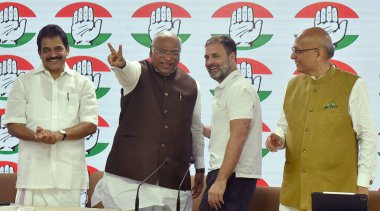 NEW DELHI INDIA 4 AĞUSTOS 4 2023 Kongre Başkanı Rahul Gandhi ve Kongre Partisi Başkanı Mallikarjun Kharge ve diğer liderler, Anayasa Mahkemesi 'nin 2019 yılındaki Mo' suyla ilgili iftira davasındaki mahkumiyetini sürdürmesinin ardından basın toplantısı düzenlediler.