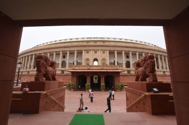 NEW DELHI INDIA AĞUSTOS 4 AĞUSTOS 2023 4 Ağustos 2023 tarihinde Yeni Delhi Hindistan 'da yapılan Muson oturumunda Parlamento Binası kompleksinin bir görüntüsü. 