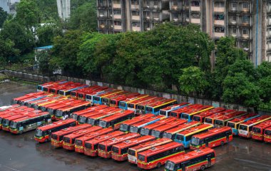 MUMBAI INDIA AUGSTOS 3. 2023 Birkaç AC elektrik ve CNG otobüsü 3 Ağustos 2023 'te Mumbai Hindistan' da Mulund otobüs durağında park halinde duruyor. 