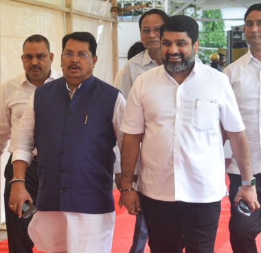 MUMBAI INDIA AUGust 3 Ağustos 2023 Kongre MLA Vijay Wadettiwar MLC Satej Patil ile birlikte Maharashtra Vidhan Bhavna 'da 3 Ağustos 2023 tarihinde Mumbai Hindistan' da yapılan muson montaj sırasında çekilmiştir.
