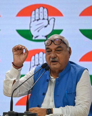 NEW DELHI INDIA AUGust 3 AUGust 2023 Eski Haryana Başkanı ve Kongre Başkanı Bhupinder Singh Hooda, 3 Ağustos 2023 'te Yeni Delhi Hindistan' da Vipin Kumar Hindustan Times tarafından yapılan AICC 24 Akbar Yolu 'nda Nuh şiddeti konulu basın toplantısında el kol hareketi yaptı.