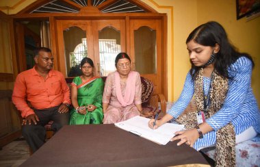 PATNA INDIA 2 AUGust 2 2023 Enumerator personeli, Patna Yüksek Mahkemesi 'nin 2 Ağustos 2023' te Patna Hindistan 'da Santosh Kumar' ın hazırladığı Patna Hindistan Fotoğrafı 'nda yapılan ankete karşı bir dilekçeyi reddetmesinin ardından Bihar' daki bir kast sayımı için sakinlerden bilgi topluyor.