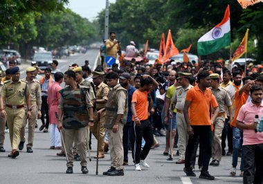 NOIDA INDIA 2 AĞUSTOS 2023 Bajrang Dal işçileri ve VHP çalışanları 2 Ağustos 2023 'te Noida Hindistan' da Haryana 'da şiddete karşı bir protesto yürüyüşü gerçekleştirdiler. Fotoğraf: Sunil Ghosh Hindustan Times 