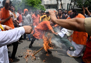 NOIDA INDIA 2 AUGust 2 2023 Bajrang Dal işçileri ve VHP, DM Chowk sektöründe 27 Ağustos 2023 tarihinde Noida Hindistan 'da Sunil Ghosh Hindustan Times tarafından çekilen fotoğrafta İslami Cihat heykelini yakarak protesto düzenlediler. 