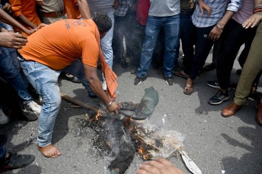 NOIDA INDIA 2 AUGust 2 2023 Bajrang Dal işçileri ve VHP, DM Chowk sektöründe 27 Ağustos 2023 tarihinde Noida Hindistan 'da Sunil Ghosh Hindustan Times tarafından çekilen fotoğrafta İslami Cihat heykelini yakarak protesto düzenlediler. 