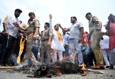 NOIDA INDIA 2 AUGust 2 2023 Bajrang Dal işçileri ve VHP, DM Chowk sektöründe 27 Ağustos 2023 tarihinde Noida Hindistan 'da Sunil Ghosh Hindustan Times tarafından çekilen fotoğrafta İslami Cihat heykelini yakarak protesto düzenlediler. 