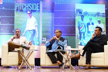 NEW DELHI INDIA 2 AĞUSTOS 2023 Hint kriket takımı eski idari yöneticisi Amrit Mathur, Au üzerine kitabı PITCHSIDE 'nin lansmanından sonra Kongre Başkanı Shashi Tharoor ve eski kriket oyuncusu Virender Sehwag ile yaptığı panel tartışmasında konuştu.