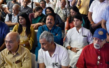 NEW DELHI INDIA 2 AĞUSTOS 2023 Union Sivil Havacılık Bakanı Jyotiraditya Scindia ve Kongre Milletvekili Rajeev Shukla, eski Hint Kriket Takımı İdari Müdürü Amrit Mathu tarafından yazılan PITCHSIDE kitabının piyasaya sürülmesinden sonra bir panel tartışmasında