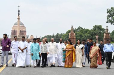 NEW DELHI INDIA 2 AĞUSTOS 2023 Mallikarjun Kharge Hindistan Ulusal Kongresi Başkanı ve diğer milletvekilleri ile birlikte Hindistan Cumhurbaşkanı ile 2 Ağustos 2023 tarihinde Raisina Hills 'te görüştükten sonra,