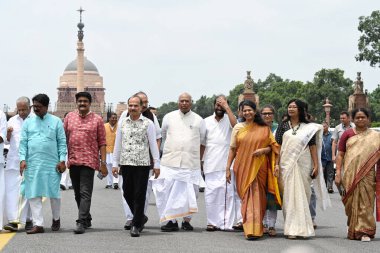 NEW DELHI INDIA 2 AĞUSTOS 2023 Mallikarjun Kharge Hindistan Ulusal Kongresi Başkanı ve diğer milletvekilleri ile birlikte Hindistan Cumhurbaşkanı ile 2 Ağustos 2023 tarihinde Raisina Hills 'te görüştükten sonra,