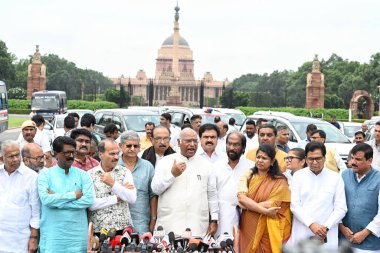 NEW DELHI INDIA 2 AĞUSTOS 2023 Mallikarjun Kharge Hindistan Ulusal Kongresi Başkanı ve diğer milletvekilleri ile birlikte 2 Ağustos 2023 tarihinde Raisina Hills 'te Hindistan Cumhurbaşkanı ile görüştükten sonra basın mensuplarına konuştular. 