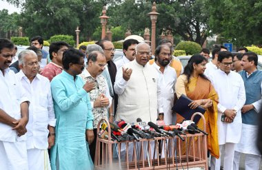 NEW DELHI INDIA 2 AĞUSTOS 2023 Mallikarjun Kharge Hindistan Ulusal Kongresi Başkanı ve diğer milletvekilleri ile birlikte 2 Ağustos 2023 tarihinde Raisina Hills 'te Hindistan Cumhurbaşkanı ile görüştükten sonra basın mensuplarına konuştular. 