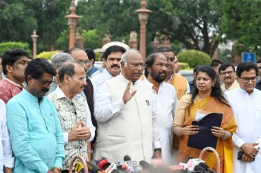 NEW DELHI INDIA 2 AĞUSTOS 2023 Mallikarjun Kharge Hindistan Ulusal Kongresi Başkanı ve diğer milletvekilleri ile birlikte 2 Ağustos 2023 tarihinde Raisina Hills 'te Hindistan Cumhurbaşkanı ile görüştükten sonra basın mensuplarına konuştular. 