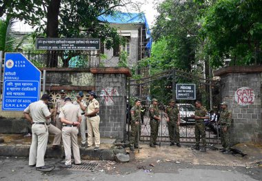 MUMBAI INDIA AUGust 12023 Polis Emniyeti, Chetan Singh 'in Pazartesi günü Jaipur Mumbai Merkez Ekspresi' ndeki amiri de dahil olmak üzere dört kişiyi öldürmekle suçlanmasının ardından Borivali 'deki Sulh Mahkemesi' ne götürüldü. 