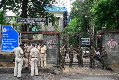 MUMBAI INDIA AUGust 12023 Polis Emniyeti, Chetan Singh 'in Pazartesi günü Jaipur Mumbai Merkez Ekspresi' ndeki amiri de dahil olmak üzere dört kişiyi öldürmekle suçlanmasının ardından Borivali 'deki Sulh Mahkemesi' ne götürüldü. 