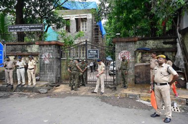 MUMBAI INDIA AUGust 12023 Polis Emniyeti, Chetan Singh 'in Pazartesi günü Jaipur Mumbai Merkez Ekspresi' ndeki amiri de dahil olmak üzere dört kişiyi öldürmekle suçlanmasının ardından Borivali 'deki Sulh Mahkemesi' ne götürüldü. 
