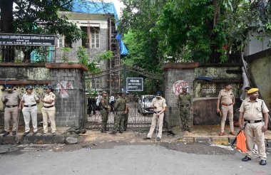 MUMBAI INDIA AUGust 12023 Polis Emniyeti, Chetan Singh 'in Pazartesi günü Jaipur Mumbai Merkez Ekspresi' ndeki amiri de dahil olmak üzere dört kişiyi öldürmekle suçlanmasının ardından Borivali 'deki Sulh Mahkemesi' ne götürüldü. 